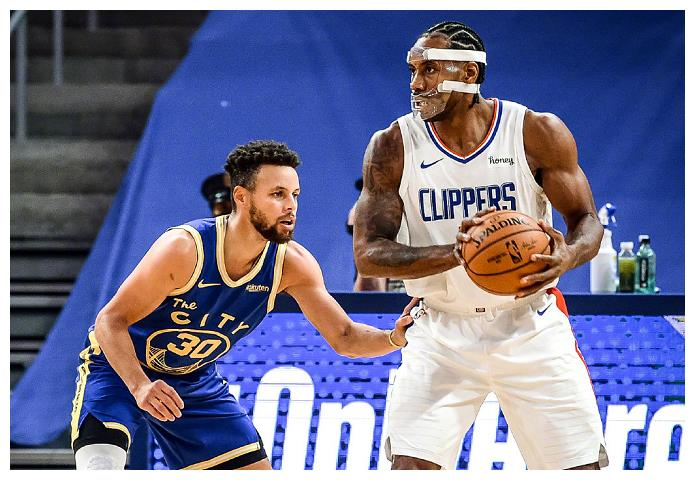 关于巴塞罗那迎NBA总决赛关键赛，加时末段防线松动，球迷炸锅，年轻球员得到机会的信息